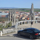 Desde el mirador, el Audi contempla la majestuosa Catedral y ésta le devuelve la admiración a las líneas elegantes del modelo A5 que probamos.-HÉCTOR FUSTEL