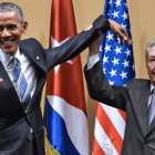 Barack Obama y Raúl Castro, durante su encuentro en La Habana, el año pasado.-AFP / NICHOLAS KAMM