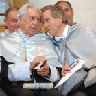 Mario Vargas Llosa e Iñaki Gabilondo, en el centro de la imagen, después de haber recibido el máximo reconocimiento que concede la Universidad. Junto a ellos sus padrinos.-ISRAEL L. MURILLO