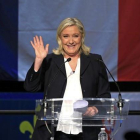 Marine Le Pen muestra su euforia al conocerse los primeros resultados, en Henin-Beaumont, este domingo.-REUTERS / PASCAL ROSSIGNOL