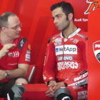 El italiano Danilo Petrucci (Ducati), que hoy ha mejorado el récord de Jorge Lorenzo en Malasia, conversa con uno de sus técnicos.-EMILIO PÉREZ DE ROZAS