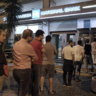 Ciudadanos griegos hacen cola ante el cajero del Banco Nacional de Grecia, en Atenas, esta madrugada.-Foto: SIMELA PANTZARTZI / EFE