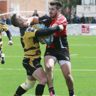 David Martín frena el ataque del Zarautz en un partido del pasado play off de ascenso.-SANTI OTERO