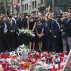 Los Reyes hacen una ofrenda de flores en las Ramblas, dos días después del atentado, el 19 de agosto del 2017.-JORDI COTRINA