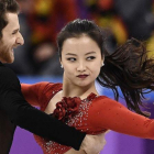 La pareja surcoreana formada por Yura Min y Alexander Gamelin, en pleno arrebato.-AFP / ARIS MESSINIS