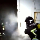 Los bomberos de Burgos apagan un fuego declarado en el punto limpio. / BOMBEROS DE BURGOS