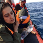 Una madre llora rodeada de sus hijos en una barca de rescate de Open Arms.-MONTSE MARTÍNEZ
