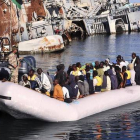 Refugiados rescatados por guardias costeros libios a su llegada al puerto de Trípoli, el pasado 29 de septiembre.-