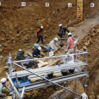 Un grupo de investigadores excavando en el yacimiento de la Sima del Elefante. .-RAÚL G. OCHOA