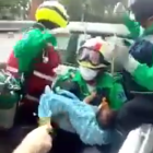 Evacuan a un bebé de una clínica de Caracas atacada con gases lacrimógenos.-