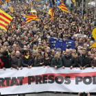 Cabecera de la manifestación de la ANC y Òmnium contra la detención de Puigdemont en Barcelona, este domingo.-ROBERT RAMOS