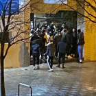 Un numeroso grupo de jóvenes entra a un portal de la zona, donde Vox denuncia que se cuelan en los garajes. ECB