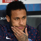 Neymar, en el banquillo del Parque de los Príncipes en el partido del PSG ante el Mónaco.-AFP