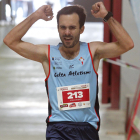 Requejo celebra su victoria en la IMaratón Burgos. SANTIOTERO-SANTI OTERO