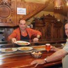 Fans históricos. El exatleta Mariano Haro se toma una cerveza mientras Alberto Bustos, de Casa Pepe’s, le sirve una ración.-BRÁGIMO