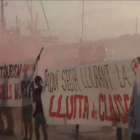 Captura del vídeo distribuido a través de las redes sociales por Arran de una acción contra el turismo con pancartas y bengalas en el puerto deportivo de Palma de Mallorca.-