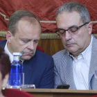 Los ediles de Vox recibieron mensajes y llamadas durante el pleno.-R. OCHOA