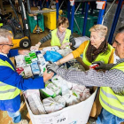 Un grupo de voluntarios prepara un envío de leche en las instalaciones del Banco de Alimentos.-ECB