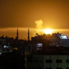 Una explosión en la ciudad de Gaza, tras la incursión de la aviación israelí.-MAHMUD HAMS