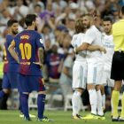 Benzema es felicitado por su gol, con Messi como testigo.-JOSE LUIS ROCA
