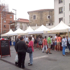 La feria reúne a cerca de una veintena de artesanos y productores alimenticios.-ECB