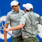 Bob (izquierda) y Mike Bryan celebran un punto durante su partido contra Kubot y Matkowski, el miércoles en el torneo de Barcelona.-GETTY / ÁLEX CAPARRÓS