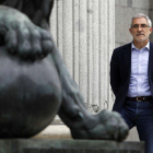 Gaspar Llamazares en la puerta de los Leones del Congreso.-EL PERIÓDICO/ ARCHIVO