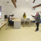 Dos personas participan en el I Concurso de videojuegos para personas con discapacidad.-ISRAEL L. MURILLO