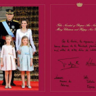Interior de la postal, con una imagen de los Reyes y sus hijas el día de la coronación.-Foto: EFE