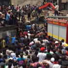 Tumulto frente al edificio de una escuela derrumbado en Nigeria.-TEMILADE ADEJALA (REUTERS)