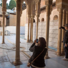 Unos turistas fotografían el Patio de los Leones de la Alhambra de Granada.-EFE/Archivo