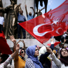 Partidarios de Erdogan en el parque Sarachane de Estambul.-ALKIS KONSTANTINIDIS / REUTERS