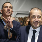 Los líderes de la coalición nacionalista corsa Gilles Simeoni (izquierda) y Jean- Guy Talamoni, en un mitin en Bastia.-/ AFP / PASCAL POCHARD-CASABIANCA