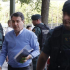 El expresidente de Madrid, el popular Ignacio González, antes del registro de su despacho, el pasado 19 de abril.-EFE / BALLESTEROS