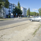 Los vehículos aparcan en esta zona de la calle Padre Arregui que debería ser verde. ISRAEL L. MURILLO