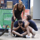 Jóvenes en la Rambla tras el atropello masivo.-DAVID ARMENGOL