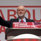 Jeremy Corbyn, tras ser reelegido como líder del Partido Laborista, en el congreso del partido en Liverpool.-REUTERS / PETER NICHOLLS