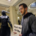 Sam Jennings, de la Coalición de Oklahoma contra la pena de muerte, sostiene un cartel en contra de la pena capital en el Parlamento estatal de Oklahoma, el 29 de abril.-Foto:  AP / STEVE GOOCH
