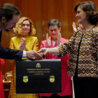 Pablo Iglesias toma posesión de su cargo y recibe su cartera de manos de Carmen Calvo.-JOSÉ LUIS ROCA