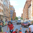 Los sanitarios atienden a una mujer herida en un atropello en la calle Madrid el pasado mes de julio.-ISRAEL L. MURILLO