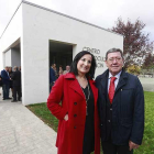 La alcaldesa de Sarracín, Elena Rodrigo, y el presidente provincial, César Rico, durante la inauguración del centro social.-RAÚL G. OCHOA