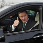 El primer ministro irlandés Enda Kenny, saluda trasvotar en un colegio electoral en Castlebar, Irlanda.-EFE / AIDAN CRAWLEY