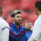 Leo Messi y Cristiano Ronaldo se saludan, en el Camp Nou.-EFE / ALEJANDRO GARCÍA