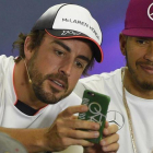 Alonso toma una fotografía con su móvil junto a Hamilton en Montmeló.-AFP / LLUÍS GENE