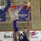 Huskic gana la partida a su par en un lance del partido disputado ayer en el pabellón Joan Busquets.-CARLA SAM / CB PRAT