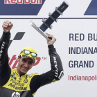 Álex Rins, en el podio de Indianápolis, con el trofeo que lo acredita como ganador del gran premio.-AP / DARRON CUMMINGS