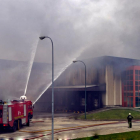 Los Bomberos trabajaban para sofocar las llamas que devastó la planta de Campofrío hace un año.-ISRAEL L. MURILLO