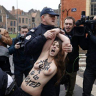 La policía francesa se lleva a rastras a una de las activistas de Femen que ha asaltado el vehículo de Strauss-Khan a su llegada al juzgado, este martes.-Foto: REUTERS / PASCAL ROSSIGNOL
