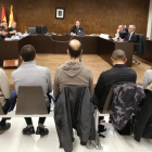 Los seis acusados sentados en el banquillo de los acusados, este martes.-/ RICARD CUGAT
