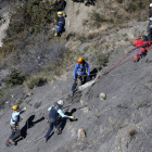 Los investigadores buscan la segunda caja negra entre las runas del avión accidentado de Germanwings en los Alpes.-Foto: EFE / YOAN VALAT